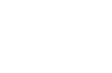 Wafa. Grands soucils arqués et épilés, teint parfait de caramel velouté, yeux noirs en amande, grand front lisse et bombé sous le foulard bleu nuit aux taches émeraude et fushia.